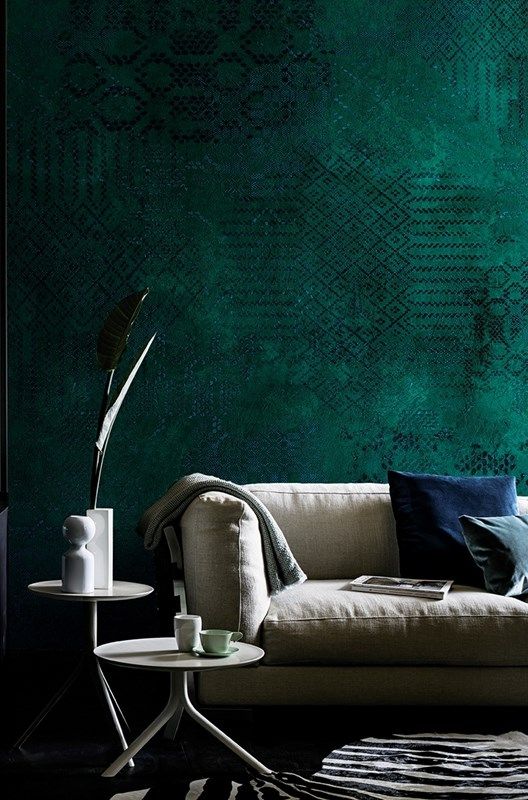 在一个墙上大胆的使用祖母绿壁纸使墙面具有华丽感.